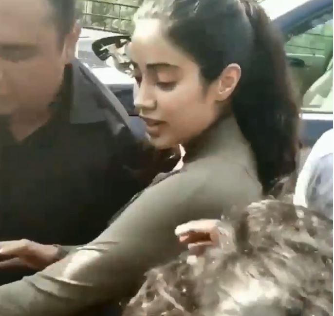 Janhvi Kapoor gets mobbed by fans,watch shocking video VIDEO: जाह्नवी को देख पागल हुए फैंस, भीड़ का फायदा उठा छूने लगे लोग