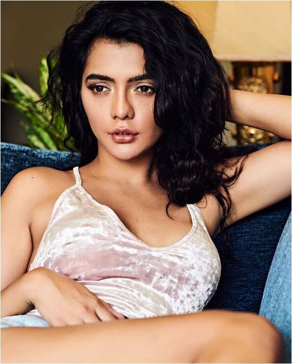  रूही की इस तस्वीर को देखकर अंदाजा लगाया जा सकता है कि रूही पोल से उल्टा लटक कर एक्सरसाइज कर रही हैं. (तस्वीर-इंस्टाग्राम)