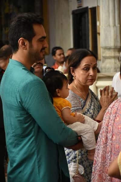 इसके बाद राध्या की परिवार के साथ इतनी क्यूट तस्वीरें पहली बार ही साने आई हैं. (तस्वीर: मानव मंगलानी)