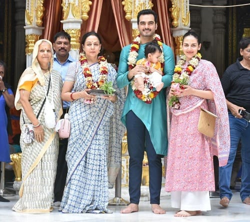 ये पहली बार है जब ईशा देओल यूं बेटी राध्या के साथ घर के बाहर स्पॉट की गई हैं. (तस्वीर: मानव मंगलानी)