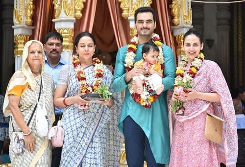 ईशा देओल के परिवार के साथ इस्कॉन टेंपल में गई हेमा मालिनी की फोटोग्राफर्स की काफी सारी कैंडेड तस्वीरें क्लिक की. (तस्वीर: मानव मंगलानी)