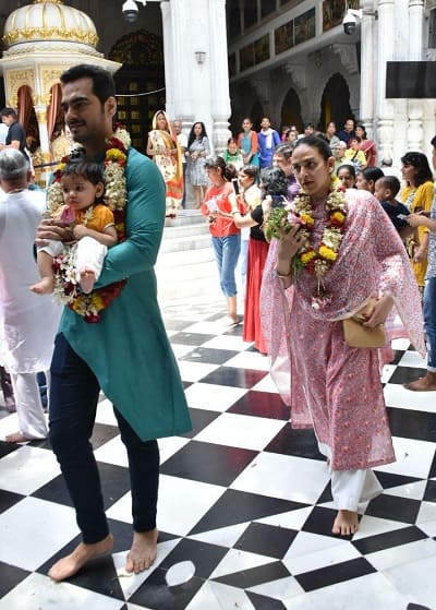 इस दौरान ईशा देओल काफी सिंपल लुक में नजर आ रही है. प्लाजो सूट और बालों को बांधकर ईशा कुछ इस अंदाज में नजर आईं. (तस्वीर: मानव मंगलानी)