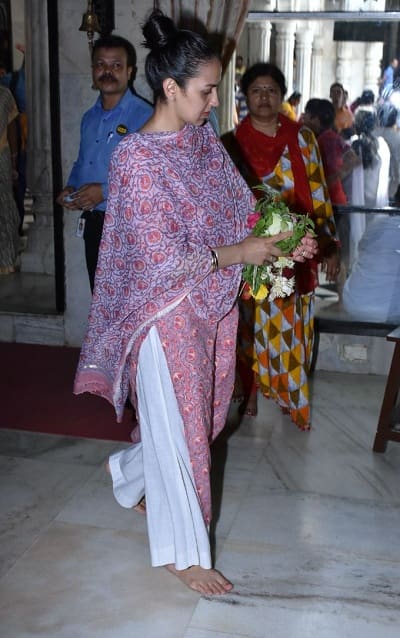 तस्वीरों में आप देख सकते हैं कि ईशा देओल सिंपल लुक में बेहद खूबसूरत नजर आ रही हैं. (तस्वीर: मानव मंगलानी)