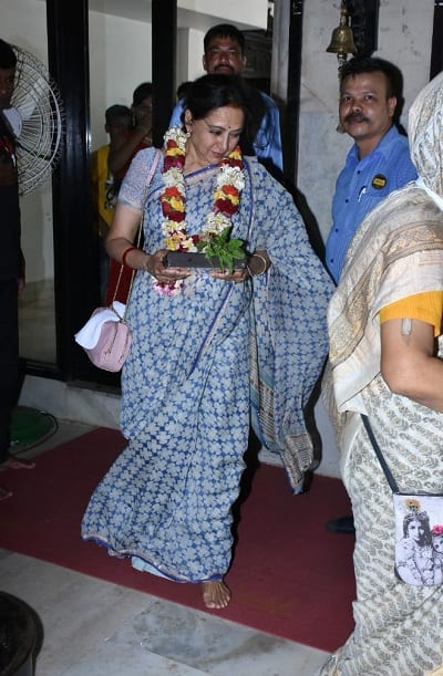 दर्शन के दौरान हेमा मालिनी कुछ इस अंदाज में कैमरे में कैद की गईं. (तस्वीर: मानव मंगलानी)