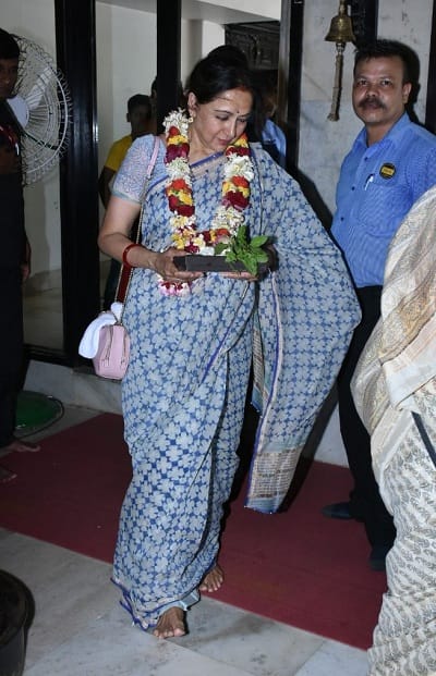 हेमा मालिनी ने ये भी बताया था कि मथुरा के लोग इस बच्ची के जन्म से काफी खुश हैं और मथुरा श्रीकृष्ण की नगरी है तो हमने बेटी का नाम राध्या रखा है. (तस्वीर: मानव मंगलानी)