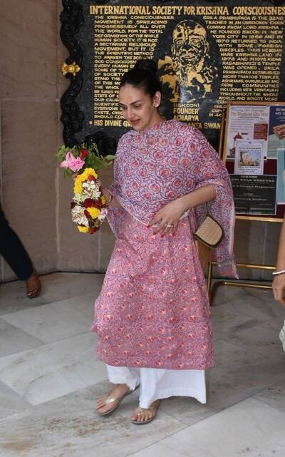 प्रेग्नेंसी के दौरान ईशा लगातार सोशल मीडिया पर एक्टिव थीं और फैंस के लिए बेबी बंप की तस्वीरें पोस्ट करती रहती थीं. (तस्वीर: मानव मंगलानी)