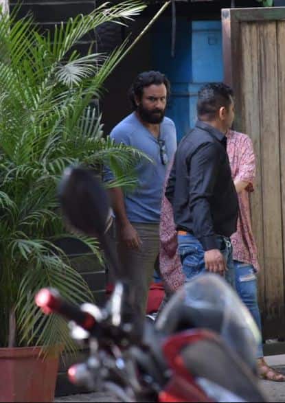 हाल ही में करीना ने ‘वीरे दी वेडिंग’ के म्यूज़िक लॉन्च में एक ब्लैक रंग की ड्रेस पहनी थी जो सैफ को पसंद नहीं आई. (तस्वीर: मानव मंगलानी)