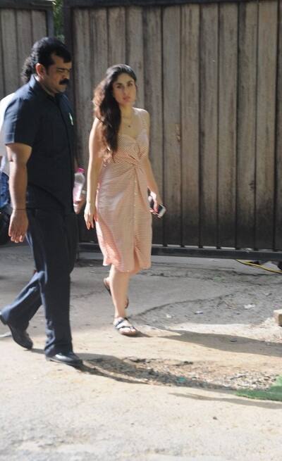 बता दें कि करीना कपूर जितना अपनी हॉटनेस और फिल्मों को लेकर जितनी लाइमलाइट में रहती उतना ही बेटे तैमूर को लेकर भी. (तस्वीर: मानव मंगलानी)