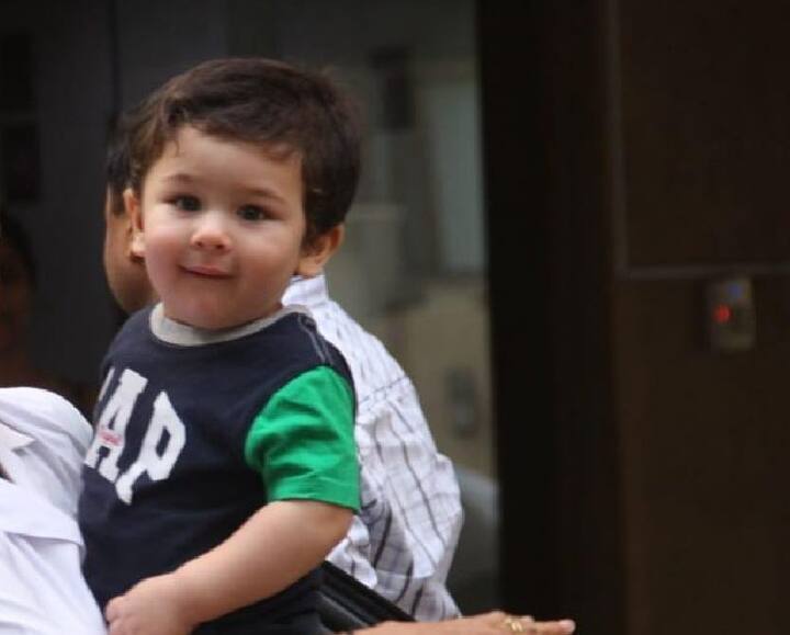 सेट पर जाने में उनकी मदद करते दिखते हैं डैडी सैफ अली खान , दोनों को ही इन दिनों कई बार सेट पर देखा गया है.