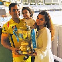 IPL 2018: जीत के जश्न के बीच बेटी जीवा के साथ मस्ती करते नजर आए धोनी