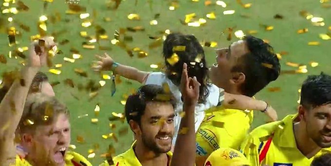 IPL 2018: जीत के जश्न के बीच बेटी जीवा के साथ मस्ती करते नजर आए धोनी