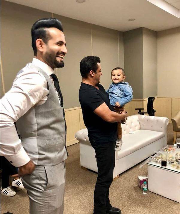 इस दौरान सबसे खास चीज़ जो देखने को मिली वो ये थी कि सलमान खान ऑलराउंडर गेंदबाज़ इरफान पठान के बेटे के साथ मस्ती करते दिखाई दिए. (तस्वीर: इंस्टाग्राम)