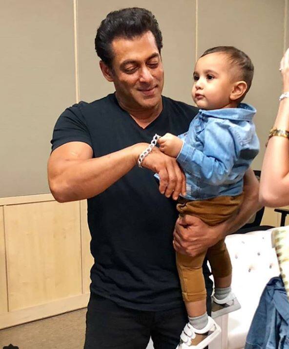 इस दौरान दो साल के इमरान भी सलमान के साथ मस्ती के मूड में दिखे. इमरान सलमान की ब्रेसलेट के साथ भी खेलते नजर आए. (तस्वीर: इंस्टाग्राम)