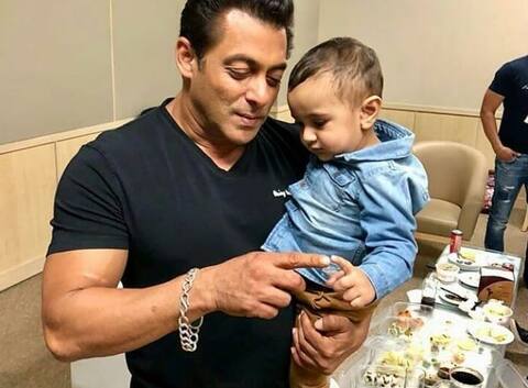 IPL क्लोज़िंग सेरेमनी में इरफान पठान के नन्हें से बेटे संग मस्ती करते दिखे सलमान खान IPL क्लोज़िंग सेरेमनी में इरफान पठान के नन्हें से बेटे संग मस्ती करते दिखे सलमान खान