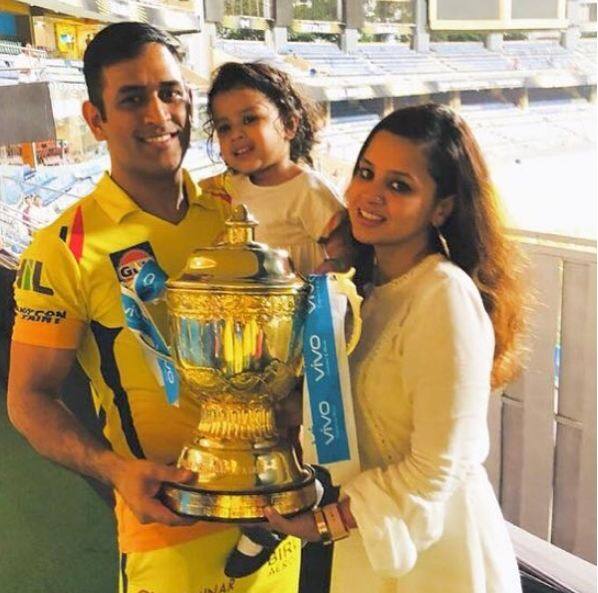 धोनी ने बेटी जीवा और पत्नी साक्षी के साथ ट्रॉफी हाथ में लेते हुए भी एक तस्वीर इंस्टा पर शेयर की है. साथ ही इस जीत पर फैंस को भी धन्यवाद दिया है. फोटोः इंस्टाग्राम