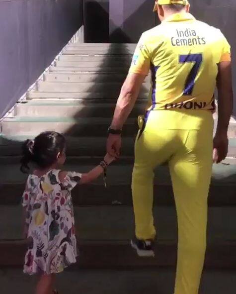 ऐसा पहली बार नहीं है जब धोनी मैच के बाद या पहले बेटी के साथ नजर आए हैं. फोटोः इंस्टाग्राम