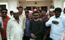 पंचायत चुनाव के उम्मीदवार ने विराट कोहली को बुलाना का किया वादा, डुप्लीकेट से मिलाया