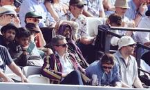 क्या ये सच में इरफान खान हैं? लंदन के स्टेडियम में मैच देखते हुए तस्वीर वायरल