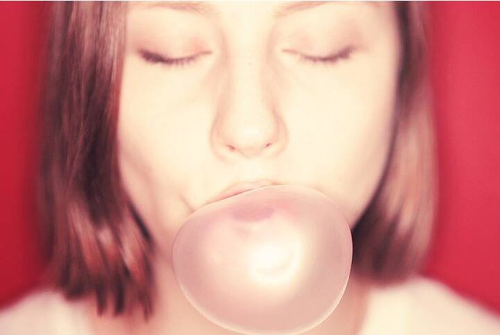 रिसर्च के दौरान देखा गया कि च्यूइंगम खाकर 15 मिनट तक वॉक करने से 3 किलो कैलोरी कम होती है. फोटोः गूगल फ्री इमेज