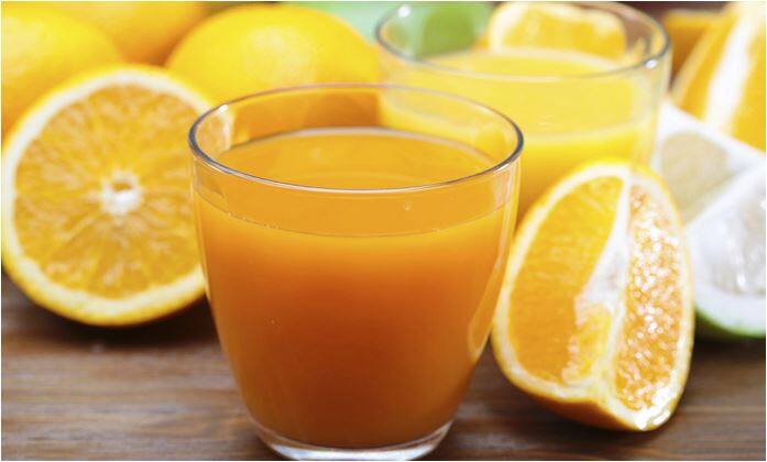 अगर आप भी पेरेंट हैं और अपने बच्चों को ब्रेकफास्ट में ऑरेंज जूस देते हैं तो जान लें यह नुकसानदेह हो सकता हैं. हाल ही में एक स्टडी के मुताबिक बताया गया है कि खाली पेट ऑरेंज जूस पीने से मोटापा बढ़ता है. 