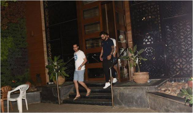  क्रिकेटर विराट कोहली मुंबई के बांद्रा में बंटी सचदेव के घर के बाहर देखे गए. इस दौरान उनके साथ बंटी भी मौजूद थे. (तस्वीर- मानव मंगलानी) 