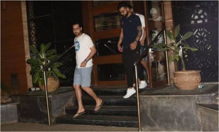 भारतीय क्रिकेट टीम के कप्तान विराट कोहली इन दिनों पत्नी और बॉलीवुड एक्ट्रेस अनुष्का शर्मा के साथ मुंबई में रह रहे हैं. (तस्वीर- मानव मंगलानी)