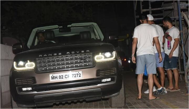 बंटी सचदेव कोई बॉलीवुड एक्टर नहीं बल्कि वो एक ब्रैंड मैनेजर हैं. विराट को छोड़ने के लिए बंटी भी उनकी गाड़ी तक आए. (तस्वीर- मानव मंगलानी)