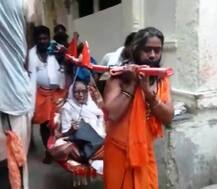 मां को पंचकोशी परिक्रमा करा रहे हैं काशी के दो श्रवण कुमार