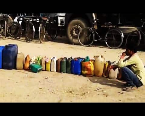 ABP एक्सक्लूसिव: महंगे पेट्रोल से तस्करों की लॉटरी, बिहार में धड़ल्ले से बेचा-खरीदा जा रहा है नेपाल का सस्ता तेल ABP एक्सक्लूसिव: महंगे पेट्रोल से तस्करों की लॉटरी, बिहार में धड़ल्ले से बेचा-खरीदा जा रहा है नेपाल का सस्ता तेल