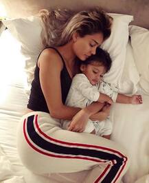 बेटे के साथ आराम फरमाती तस्वीरें इंस्टा पर पोस्ट की इस एक्ट्रेस ने