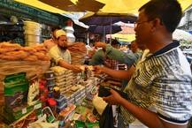 मिसाल: जम्मू-कश्मीर में मुस्लिम पड़ोसियों को सहरी के लिए उठाते एक सिख का वीडियो वायरल