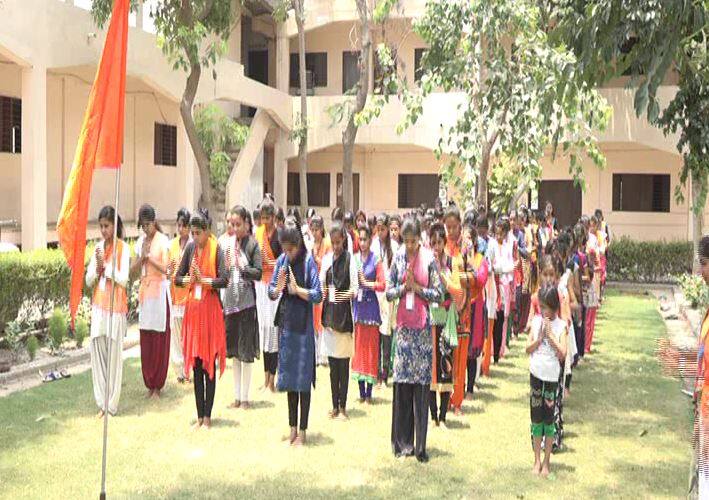 ट्रेनिंग को 4 हिस्सों में बांटा गया है. पहले हिस्से में योग सिखाया जा रहा है, दूसरे हिस्से में जू़ड़ो कराटे, तीसरे हिस्से में लाठी और चौथे हिस्से में बंदूक चलाना सिखाया जा रहा है.