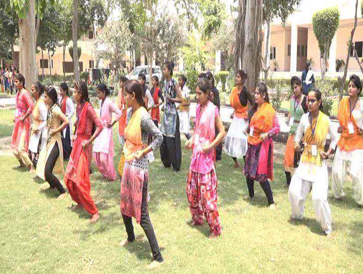 इन लड़कियों को लाठी और बंदूक चलाना सिखाया जा रहा है साथ ही जूड़ो कराटे समेत आत्मरक्षा की अन्य तकनीक सिखाई जा रही हैं.