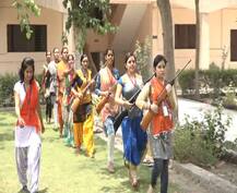 PICS: आगरा में लड़कियों को आत्मरक्षा की ट्रेनिंग दे रहा है विश्व हिंदू परिषद