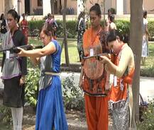 PICS: आगरा में लड़कियों को आत्मरक्षा की ट्रेनिंग दे रहा है विश्व हिंदू परिषद