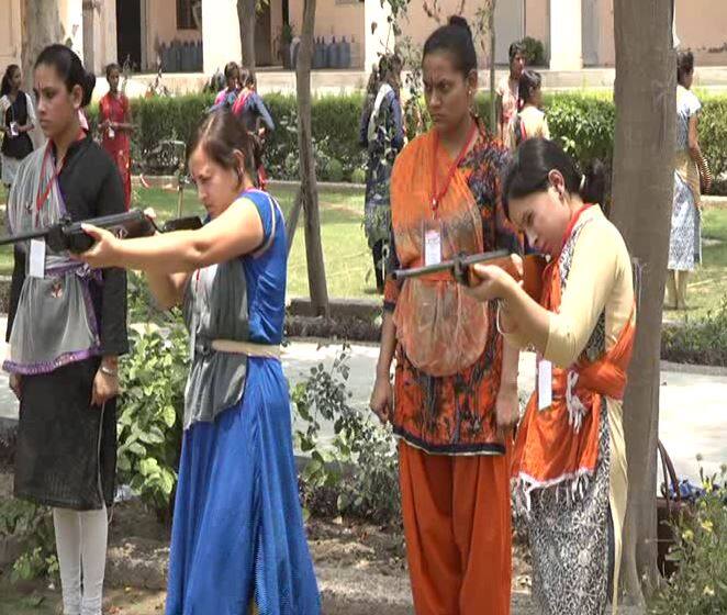 आगरा में विश्व हिन्दू परिषद के दुर्गा वाहिनी शिविर में लड़कियों और महिलाओं को आत्मरक्षा की ट्रेनिंग दी जा रही है. इस ट्रेनिंग में हथियार चलाना भी सिखाया जा रहा है.
