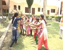 PICS: आगरा में लड़कियों को आत्मरक्षा की ट्रेनिंग दे रहा है विश्व हिंदू परिषद