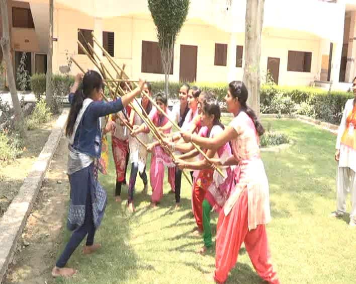 आगरा के थाना एत्माउद्दौला के अंतर्गत जगदम्बा डिग्री कॉलेज में यह शिविर चल रहा है. इस शिविर में आगरा और आस पास के जिलों से करीब 100 लड़कियां आई हुई हैं.