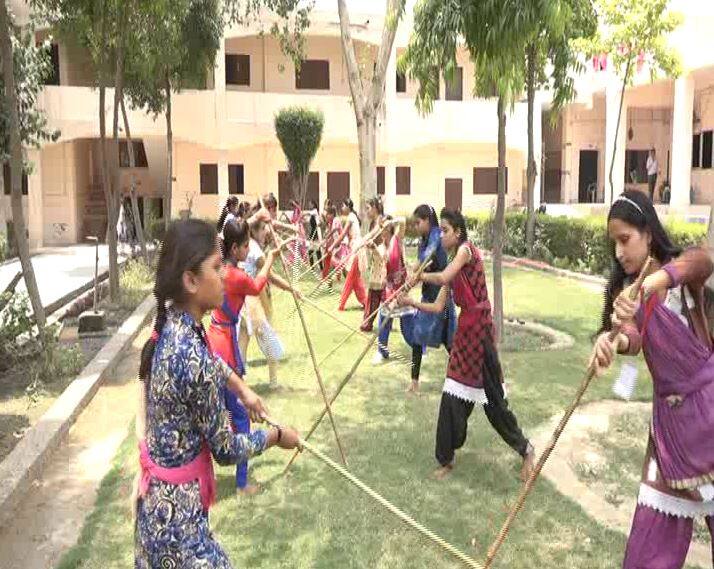 लड़कियों का कहना है कि वुमन हेल्पलाइन या एंटी रोमियो स्क्वायड के आने तक हमें अपनी रक्षा करनी होगी और इसी के लिए हम ये ट्रेनिंग ले रहे हैं.