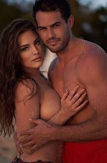 एक्ट्रेस केली ब्रूक ने ब्वॉयफ्रेंड संग टॉपलेस तस्वीर की शेयर