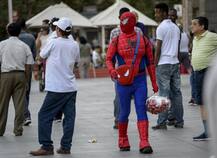 Viral Video: बालकनी से लटके बच्चे को बचाने वाले \'स्पाइडरमैन\' को नागरिकता देगा फ्रांस