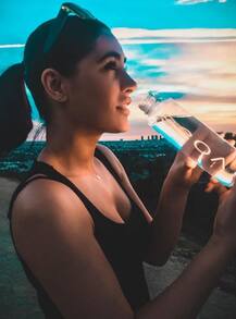 सनसेट को एंजॉय करती नजर आईं नरगिस फाखरी