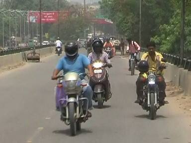 सड़कों पर सूरज का कर्फ्यू लग जाता है. वैसे मौसम के जानकारों का कहना है कि इलाहाबाद के लोगो को इस रिकार्डतोड़ गर्मी से फिलहाल निजात नहीं मिलेगी और आने वाले दिनों में तापमान और भी बढ़ेगा.