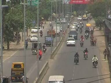 इलाहाबाद में मानसून बाइस जून के आसपास दस्तक देता है. ऐसे में यहां के लोग अब बेसब्री से प्री मानसून की बारिश का इंतजार कर रहे हैं. गर्मी के इस मौसम में भी प्रशासन ने प्याऊ व रैन बसेरों का कोई इंतजाम नहीं किया है. इससे बाहर निकलने वालों की दिक्कत और बढ़ गई है.