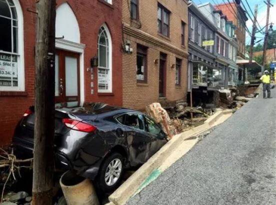 इससे पहले साल 2016 में भी इस शहर में कुछ ऐसी ही तबाही देखने को मिली थी. (तस्वीर: एपी)