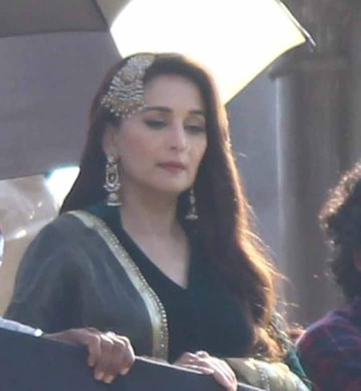 रिपोर्ट्स की मानें तो इस फिल्म में माधुरी दीक्षित तवायफ का किरदार निभा रही हैं.