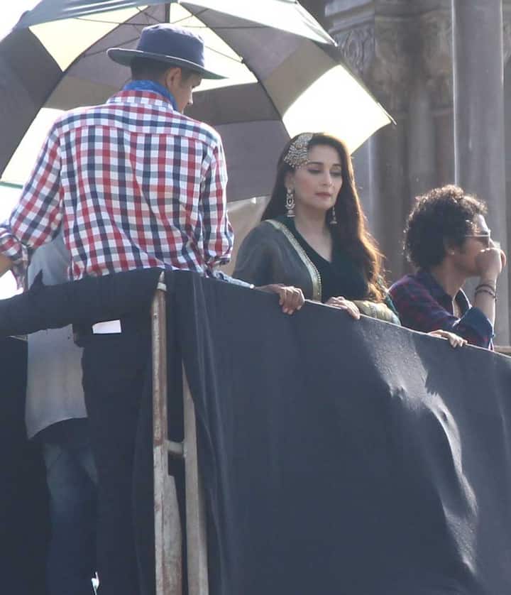 जो तस्वीरें देखने को मिली हैं उसे देखकर ऐसा लगता है कि वो मुस्लिम महिला के किरदार में हैं.