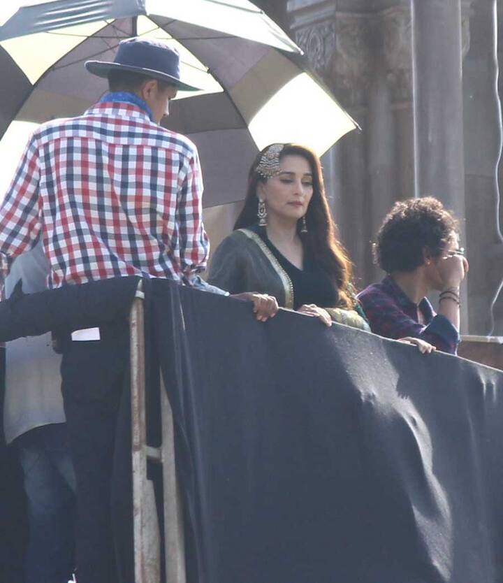 बता दें कि 'कलंक' में माधुरी के अलावा संजय दत्त, वरुण धवन, आलिया भट्ट, सोनाक्षी सिन्हा और आदित्य रॉय कपूर जैसे सितारे भी नजर आएंगे.