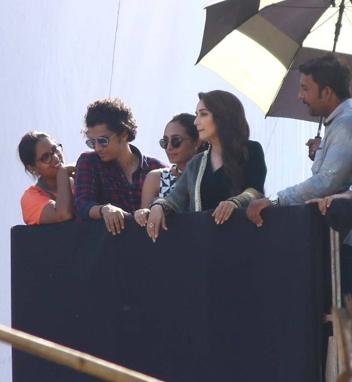 माधुरी ब्लैक सूट में यहां पर नज़र आईँ. माधुरी के साथ उनके क्रू मेंबर्स भी कैमरे में कैद हो गए.