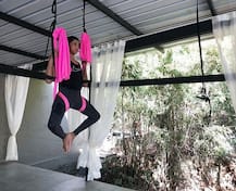 कभी खुद हवा में लटकी तो कभी सितारों को हवा में लटकाया, जानना नहीं चाहेंगे कौन है ये हसीना